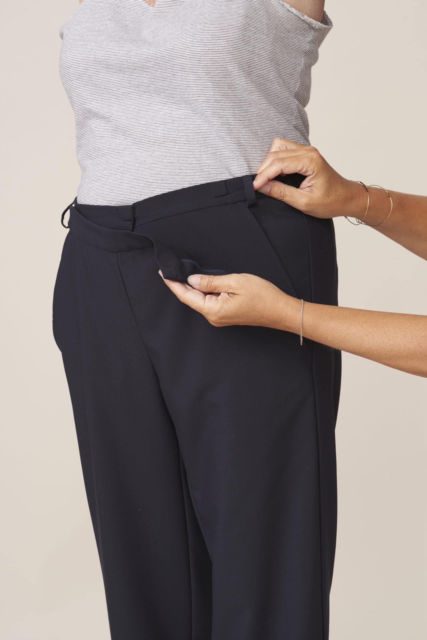 Pantalon avec fermeture déportées sur le côté